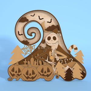 Könnte beinhalten: Eine braune Holz-Halloween-Dekoration mit einer gruseligen Figur vor einem wirbelnden Hintergrund. Die Figur hält einen Zuckerstock und ist von Bäumen, Kürbissen und einem Spinnennetz umgeben.