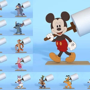 Könnte beinhalten: Eine Sammlung von Holzfiguren, darunter Micky Maus, Woody und Winnie Puuh, die jeweils eine Rolle Toilettenpapier tragen. Die Figuren befinden sich auf einem hellblauen Hintergrund, und die Charaktere sind in verschiedenen Posen.