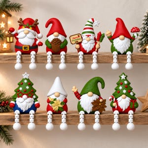 Può includere: Otto gnomi natalizi decorativi con barbe bianche e gambe penzolanti disposti su due mensole in legno. Le figure indossano cappelli rossi, verdi e bianchi e tengono in mano oggetti come lanterne, pigne, cartelli con Merry Christmas e alberi.