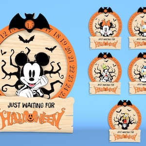 Puede incluir: Reloj de cuenta regresiva de Halloween de madera con Mickey Mouse, con una esfera naranja y un murciélago en la parte superior. La esfera tiene números alrededor del borde. El texto "JUST WAITING FOR HALLOWEEN" está en la parte inferior.