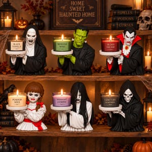 Puede incluir: Seis portavelas de temática de terror con forma de bustos de una monja, el monstruo de Frankenstein, un vampiro, una muñeca, una figura de pelo largo y un esqueleto. Cada uno sostiene una vela con etiquetas: Black Vanilla, Monster Moss, Blood Orchid, Pumpkin Spice, Midnight Jasmine y Cemetery Leather.