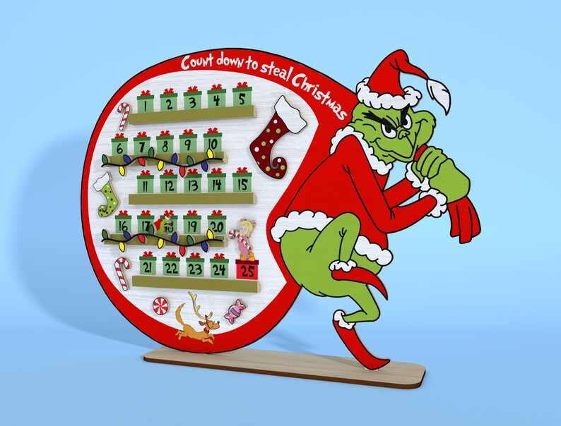 Puede incluir: Un calendario de adviento de madera con el Grinch en un traje rojo de Pap&aacute; Noel, sosteniendo una bolsa de regalos. El calendario tiene 25 casillas numeradas, cada una con una peque&ntilde;a ilustraci&oacute;n de un art&iacute;culo navide&ntilde;o. El texto "Count down to steal Christmas" est&aacute; escrito en un c&iacute;rculo rojo en la parte superior.