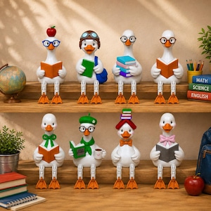 Op de afbeelding: Acht witte eendenbeeldjes met oranje snavels en voeten, elk in een unieke pose. Ze dragen accessoires zoals brillen, hoeden en sjaals, en houden voorwerpen vast waaronder boeken, een mok en een appel. De eenden staan op twee houten planken.