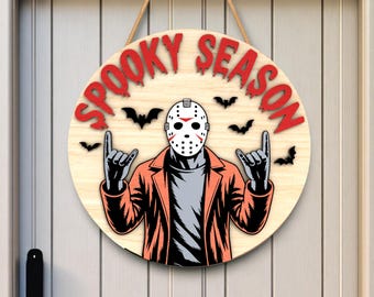 Letrero de puerta de Halloween de temporada espeluznante SVG, decoración de madera con hombre con máscara de terror, archivo cortado con láser para colgador de puerta espeluznante DXF SVG PDF