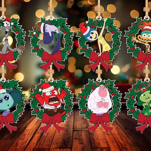 Adorno de personaje de dibujos animados de feliz Navidad Svg, archivo cortado con láser de personaje de emoción Svg, corona de Navidad de madera para decoración del hogar Svg, lazo de coqueta Svg