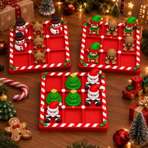 Può includere: Tre tabelloni rossi per il gioco del tris con bordi a strisce bianche che ricordano i bastoncini di zucchero. I tabelloni presentano pedine festive tra cui pupazzi di neve, renne, elfi, omini di pan di zenzero, alberi e Babbo Natale.