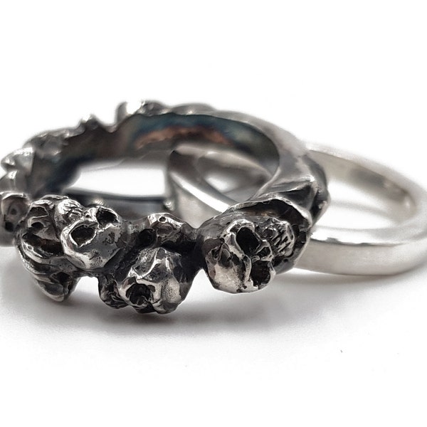 Anneau de crâne sculpté de Triplet, ensemble gothique d’anneau, anneau argenté sterling fait main combiné.