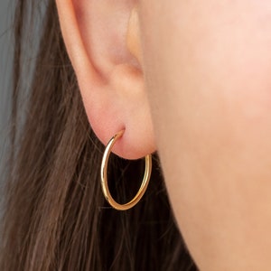 14k Gold Simple Polished Hoop Earrings | 0.70 inches Classic Huggies (Thin) 14k Solid Yellow, Rose, White Gold Fine Jewelry - Hypoallergenic