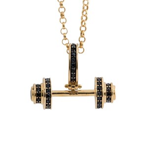 Op de afbeelding: Een gouden ketting met een halter hanger. De halter is bezet met zwarte edelstenen.