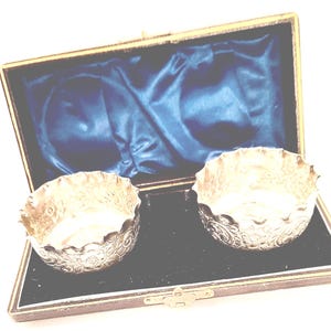 Paar edwardiaanse zouten / edwardiaanse zouten / gastronomisch eten / edwardiaans verfijnd dineren / downtonabdijstijl / levensstijl uit de periode / jaren 1910