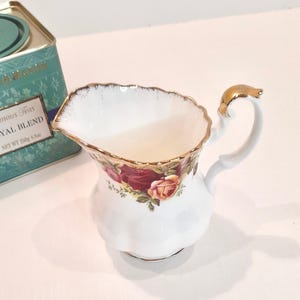 Royal Albert China / Royal Albert Old Country Roses large milk jug / Chintz kitchen / Country kitchen / Fine Dining / Period dining