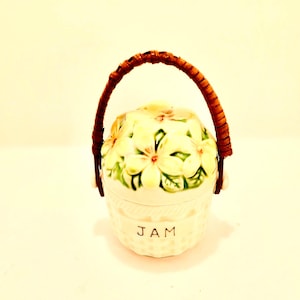 Jam pot / Chintz jam pot / Easter table ideas / Ceramic jam pot / 1950s kitchen / Kitchenalia / Jam pots / Floral jam pots / Retro jam pots