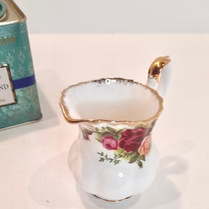 Royal Albert Old Country Roses milk jug / Old Country Roses cream jug / Chintz kitchen / Country kitchen / Milk jugs / Floral milk jugs