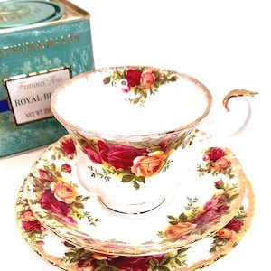 Royal Albert bone china / Old Country Roses trio / Roses cups and saucers / Trios / Chintz kitchen / Country home / Old Country Roses cups