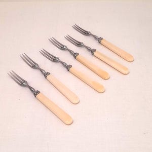 Fruit forks / Pastry forks / Silver plate fruit forks / Silver plate pastry forks / Fine dining / Dessert forks / Silver plate cutlery