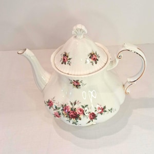 Ceramic teapots / Floral teapots / Afternoon tea ideas / Chintz teapots / Floral tea pots / Vintage tea pots / Vintage teapots / Teapots