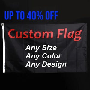 以下が含まれることがあります： 青い文字でUP TO 40% OFF、赤い文字でCustom Flag、白い文字でAny Size, Any Color, Any Designと書かれた黒い長方形の旗。旗の左側には白い縦帯があり、2つの金属製ハトメが付いています。