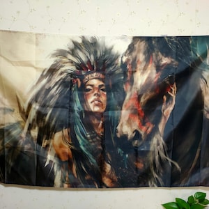 Può includere: Un dipinto di una donna nativa americana con lunghi capelli scuri che indossa un copricapo piumato e una collana di perline. È in piedi accanto a un cavallo con un mantello marrone scuro. Il dipinto è realizzato in stile acquerello con colori tenui.