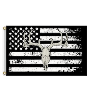 Pode incluir: Bandeira americana em preto e branco com um visual desgastado. Um crânio de veado branco com chifres está centralizado na bandeira.