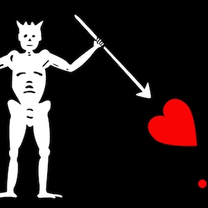 Puede incluir: Una bandera pirata en blanco y negro con un esqueleto sosteniendo una espada y una lanza que atraviesa un corazón rojo con tres gotas de sangre roja debajo.