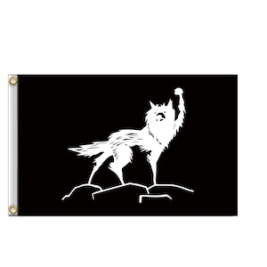 Puede incluir: Una bandera en blanco y negro con un lobo blanco de pie sobre una roca con la pata derecha levantada. El lobo está de frente y tiene una cola tupida.