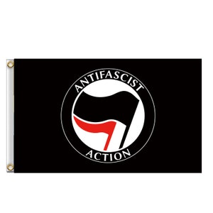 Peut inclure: Drapeau noir et blanc avec un symbole rouge. Le symbole est un cercle avec les mots "Action antifasciste" et un poing noir avec une bande rouge.