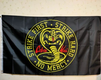 Flaga Cobra Kai: Baner karate Strike First, poliester 100D