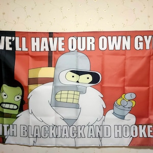 Może przedstawiać: Czerwono-biała flaga z kreskówkowym wizerunkiem robota w białym futrzanym kołnierzu i tekstem "WE'LL HAVE OUR OWN GYM WITH BLACKJACK AND HOOKERS".