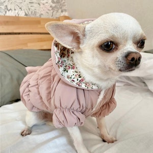 Pastelowy płaszcz | Ciepła zimowa kurtka z kapturem w kwiaty i podszewką z polaru dla psów