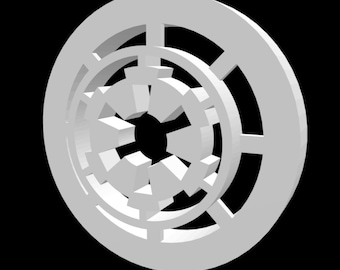 Op de afbeelding: Een wit, driedimensionaal, cirkelvormig embleem met een stervormig ontwerp in het midden. De ster heeft een zwart midden en is omgeven door een ring van witte, rechthoekige vormen. Het embleem is omgeven door een witte ring met een zwart midden.
