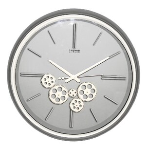 Puede incluir: Un reloj de pared redondo gris y blanco con un marco de metal plateado y engranajes en el centro. La esfera del reloj tiene marcas de números romanos y la palabra "LONDON" impresa en la parte superior.