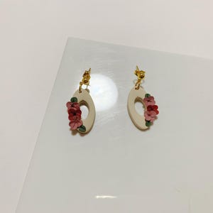 Gemütliche Blumen Ohrringe, Fimo Ohrringe, Herbst Ohrringe, Geschenke, handgemachte Ohrringe, Schmuck, Ton Ohrringe, Blumen, Creme Ohrringe