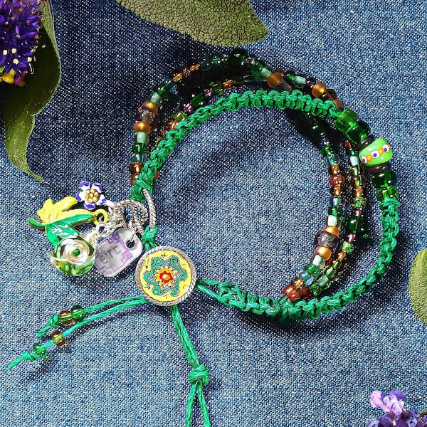 Bracelet d'amitié feuille de chanvre hippie vert. Bracelet en macrame perlé fait à la main. Bijoux Boho Hippie Cadeau végétalien durable.