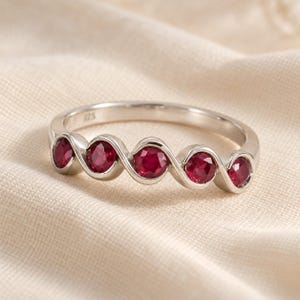 Ring met robijn van 925 sterling zilver, vijf ronde robijnen van 4 mm in een gedraaide band, stapelring met golvende rand, geboortesteen van juli, kerstcadeau voor haar