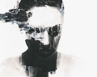 Puede incluir: Un retrato abstracto en blanco y negro de una persona con pintura goteando por su rostro. El rostro de la persona está parcialmente oscurecido por pintura blanca.