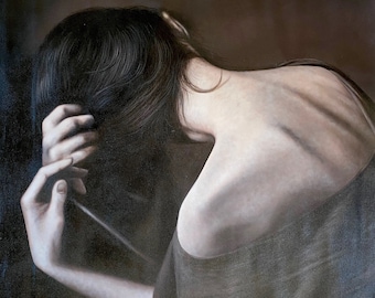 Puede incluir: Una mujer con el pelo largo y oscuro se muestra de espaldas, con la cabeza inclinada hacia abajo y sujetándose el pelo con la mano. Lleva una camisa gris oscura.
