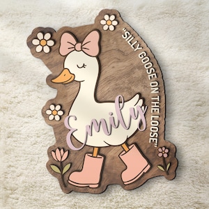 Aangepaste babynaambordje voor meisje, Silly Goose On The Loose, gepersonaliseerd deurbord, wanddecoratie kinderkamer, babyshowercadeau leuk verjaardagscadeau