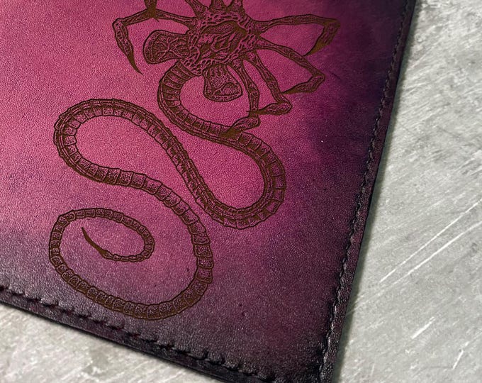 Engraved Facehugger Leather Wallet: Aliens Horror Gift -  Horror set 300926