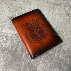 Cartera de cuero con calavera de terror, funda de cuero para pasaporte, ideas de regalo de cuero con calavera satánica, billetera con grabado personalizado, estuche de viaje familiar