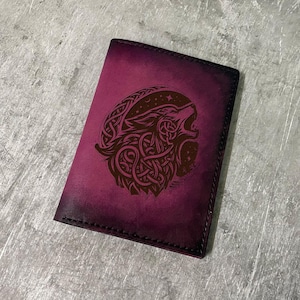 Cartera de cuero celta Wolf, cartera de cuero flor, cartera de cuero con grabado personalizado, cartera para pasaporte de viaje Wolf, cartera plegable Celtic Wolf