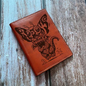 Godzilla Mothra Ledergeldbörse, Monster Reisebrieftasche, Monster Kaiju Leder Geschenkideen, kundenspezifische Lederbrieftasche, Monsterkönig und Königin
