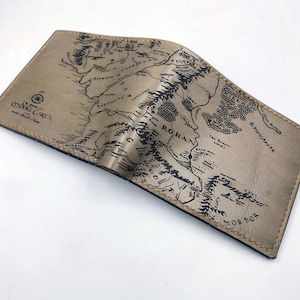 Carteira masculina de couro com mapa vintage da Terra Média, carteira personalizada para fã do SdA e dos Anéis do Poder, carteira masculina de couro personalizada