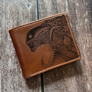 Cartera de cuero con diseño de monstruo espacial extraterrestre, ideas de regalos personalizados, regalo de terror para hombres, regalo de terror de depredador extraterrestre para él, regalos de cumpleaños