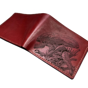 Cartera con grabado de xenomorfo alienígena, cartera de cuero personalizada para hombre, regalo para él, cartera plegable estilo terror, ideas de regalo de cumpleaños para novio