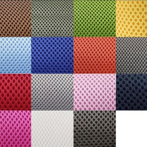 以下が含まれることがあります： 12色の異なるメッシュ生地のコレクション。生地はすべて同じサイズで正方形です。色は、茶色、緑、黄色、青、赤、灰色、ピンク、紺色、フクシア、白、黒です。