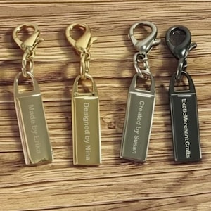 Benutzerdefinierte Reißverschluss Pull Namen Tag, Handtasche Tasche Rucksack, Namen Tag Zipper Pull, Schlüsselanhänger, Geldbörse Charme, personalisierte Accessoires, Geldbörse Zipper Pull