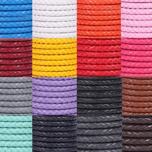 Puede incluir: Surtido de cordones de cuero trenzados en varios colores, incluyendo azul, blanco, naranja, rosa, rojo, amarillo, gris, morado, negro, marrón, turquesa y gris oscuro. Los cordones están apilados en filas, mostrando su textura trenzada.