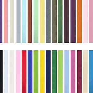 Op de afbeelding: Een verzameling kleurrijke papieren stroken, verticaal gerangschikt. De stroken tonen een verscheidenheid aan tinten, waaronder lavendel, roze, beige, grijs, bruin, groen, geel en blauw. De afbeelding toont een spectrum aan kleuren, geschikt voor knutselprojecten.