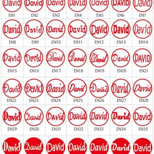 Peut inclure: Trente-cinq tampons en caoutchouc ronds rouges avec le nom "David" en &eacute;criture cursive. Les tampons sont dispos&eacute;s en grille de sept rang&eacute;es et cinq colonnes. Chaque tampon a un identifiant unique, tel que "EN1" ou "EN29阴刻".