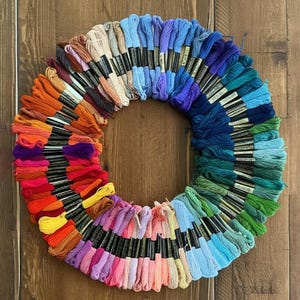 様々な色の刺繍糸フロスかせ、様々な虹色、刺繍、縫製、工芸、編み込み用の刺繍フロス糸